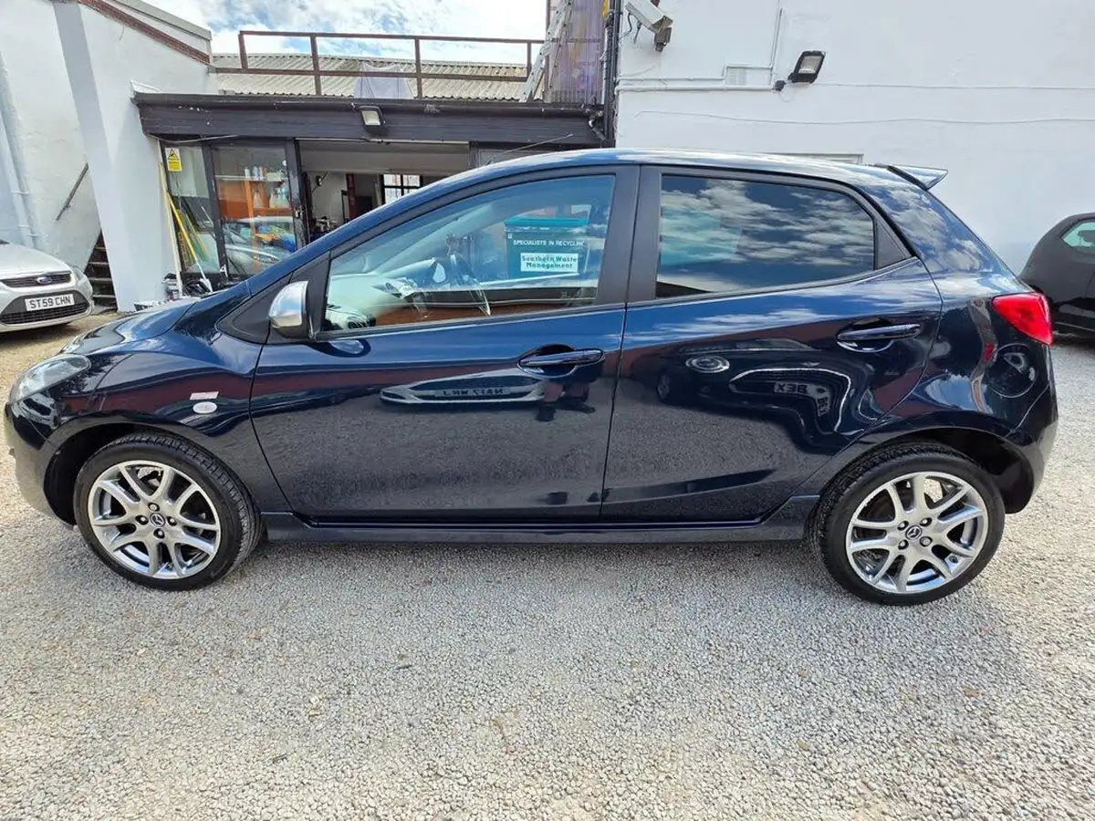 2014-mazda-mazda2-13-sport-venture-big-2