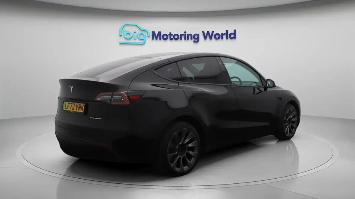 2022-tesla-model-y-e-long-range-big-7