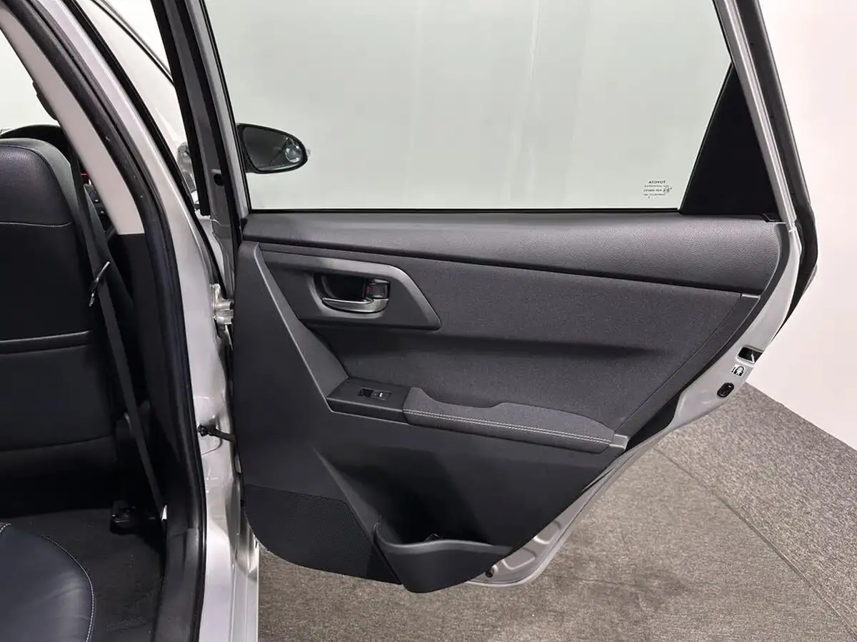 2014-toyota-auris-16-excel-hatchback-big-41