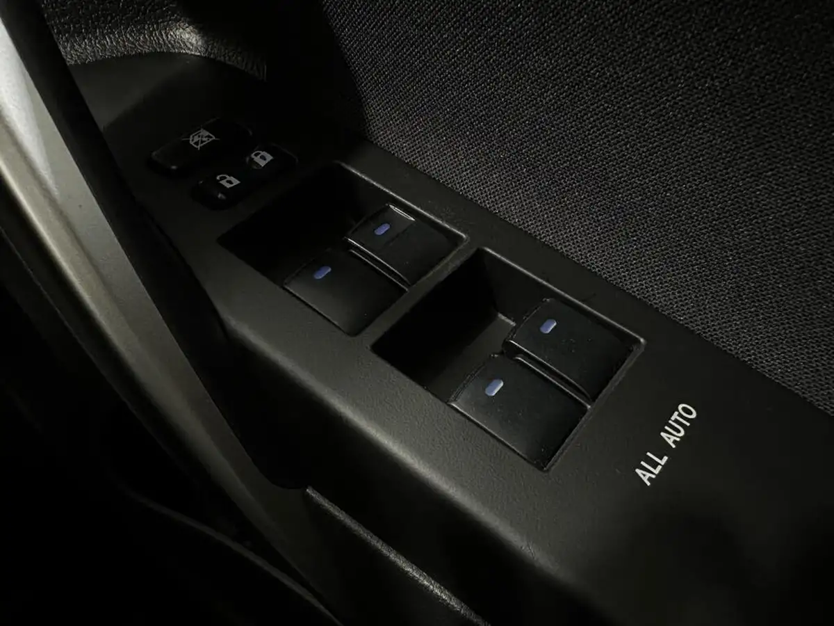 2014-toyota-auris-16-excel-hatchback-big-17
