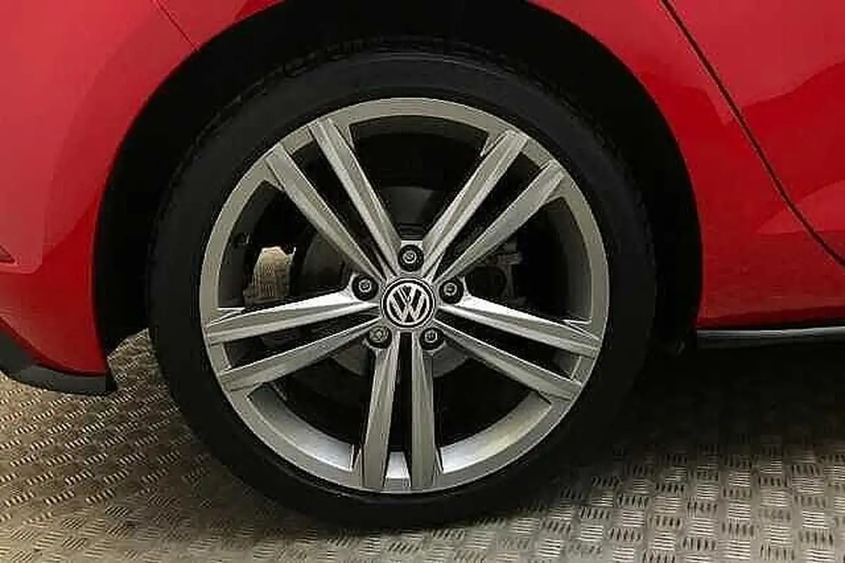 2018-volkswagen-golf-15-tsi-r-line-ss-5d-dsg-big-4