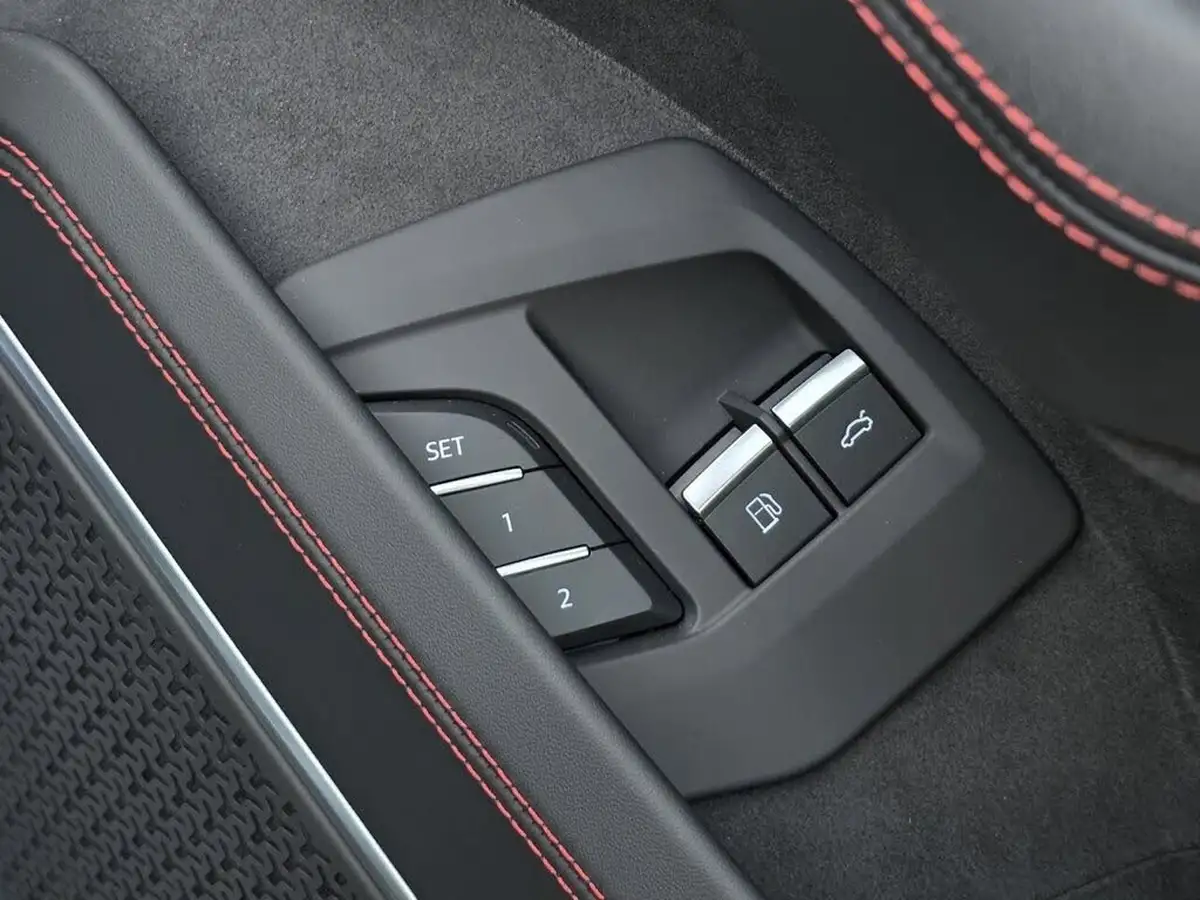 2025-lamborghini-urus-40-no-trim-big-18
