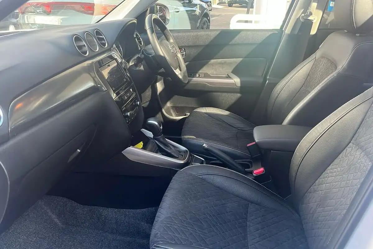 2023-suzuki-vitara-15-sz5-big-2