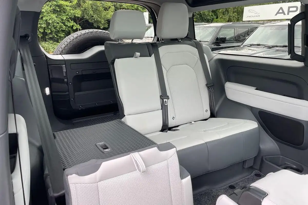 2024-land-rover-90-defender-30-d350-x-dynamic-hse-big-37