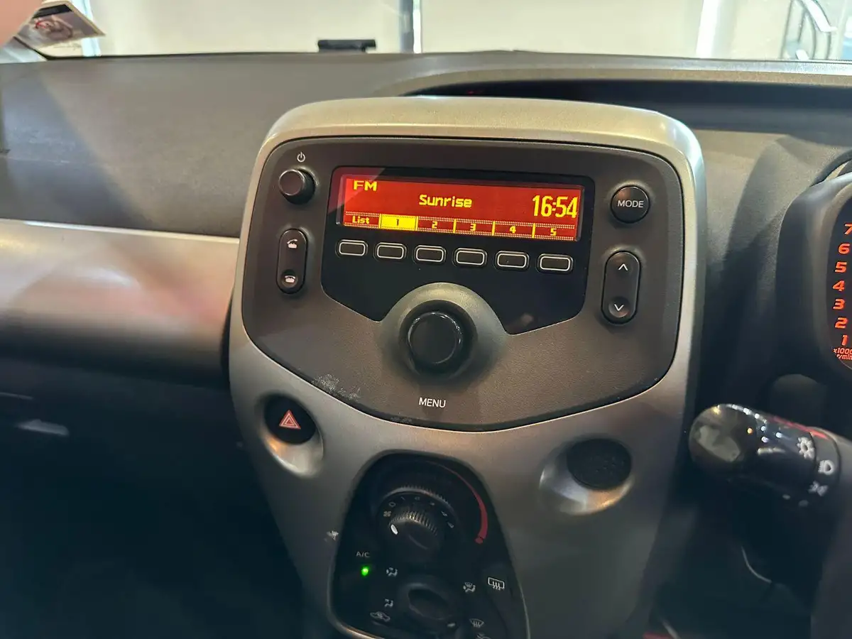 2016-toyota-aygo-10-vvt-i-x-play-68bhp-5d-big-13