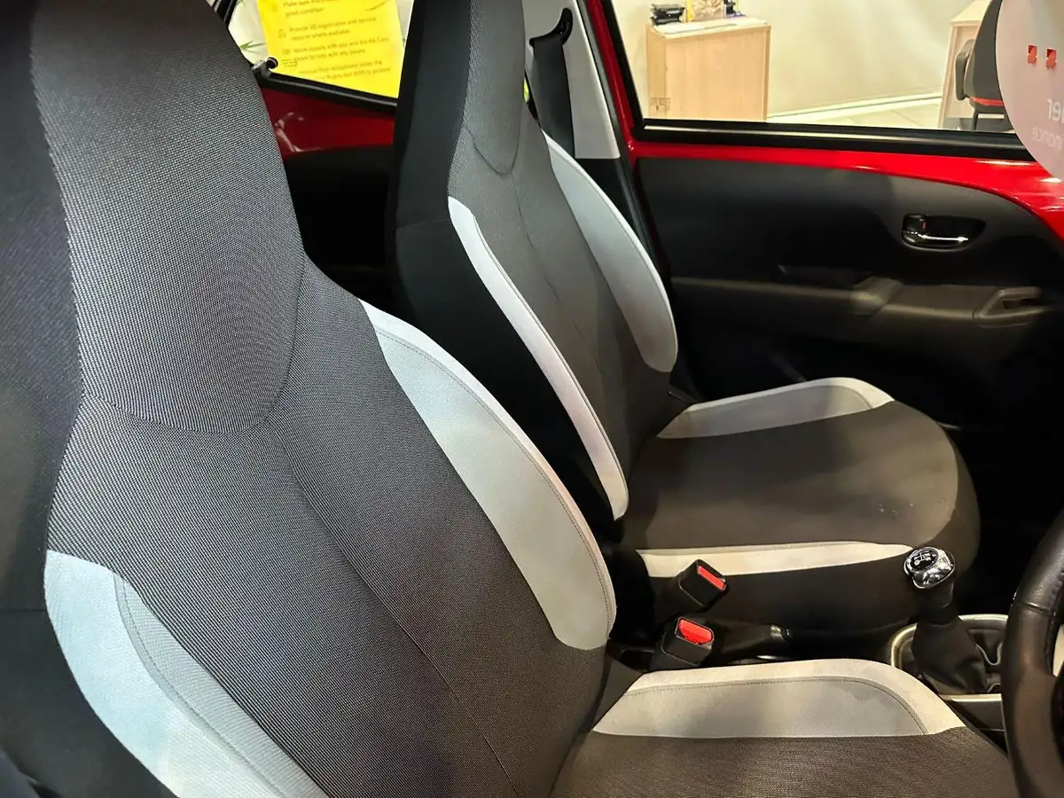 2016-toyota-aygo-10-vvt-i-x-play-68bhp-5d-big-9