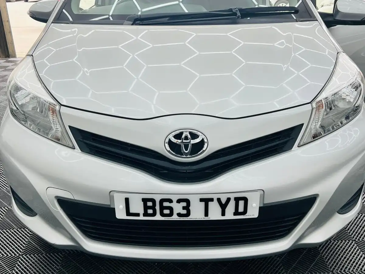 2014-toyota-yaris-133-tr-5d-m-drive-s-big-14