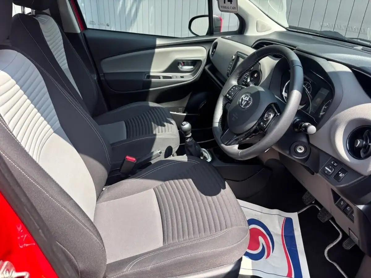 2017-toyota-yaris-15-vvt-i-icon-navi-big-35