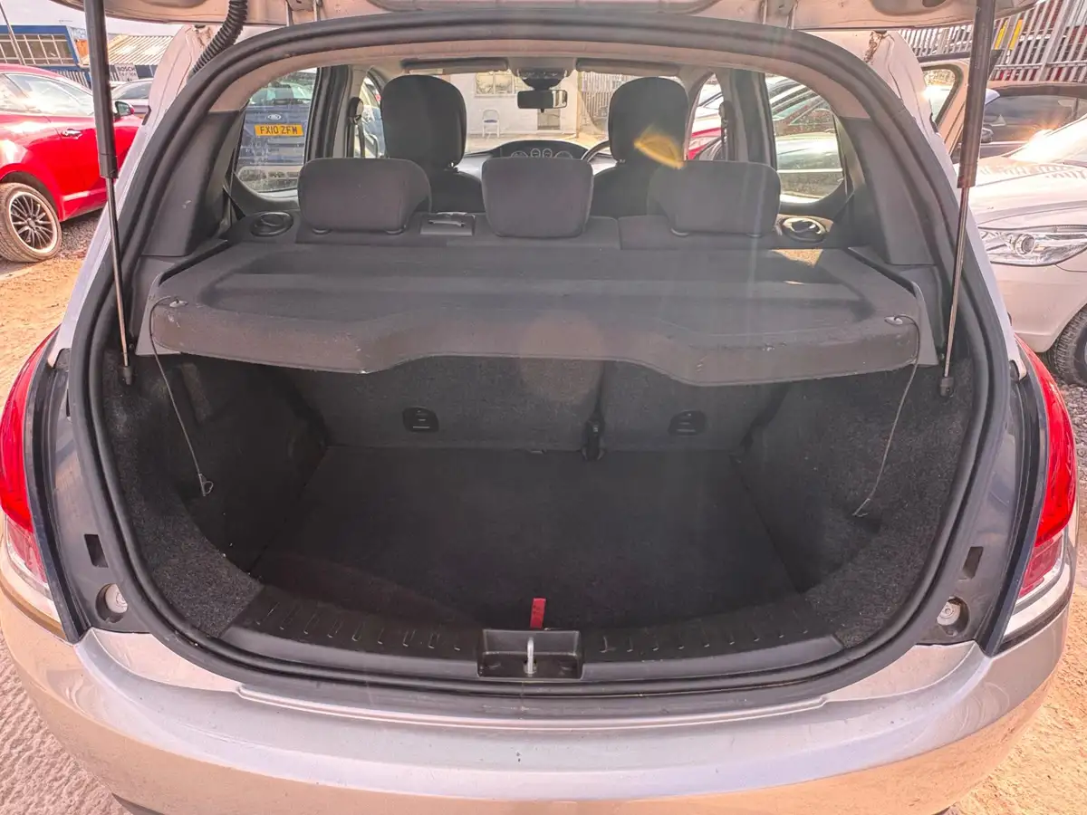 2011-chrysler-ypsilon-12-s-big-8