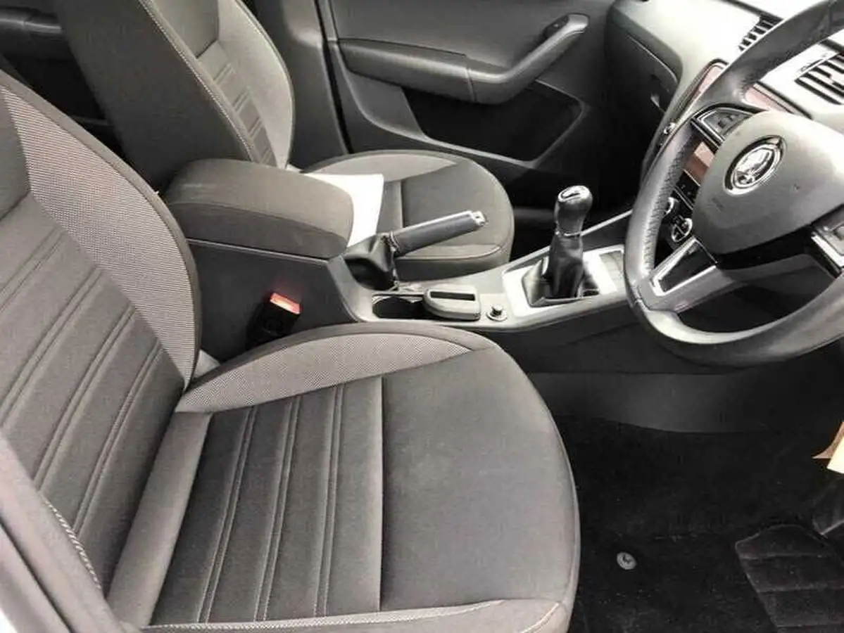 2019-skoda-octavia-16tdi-se-drive-hatchback-big-3