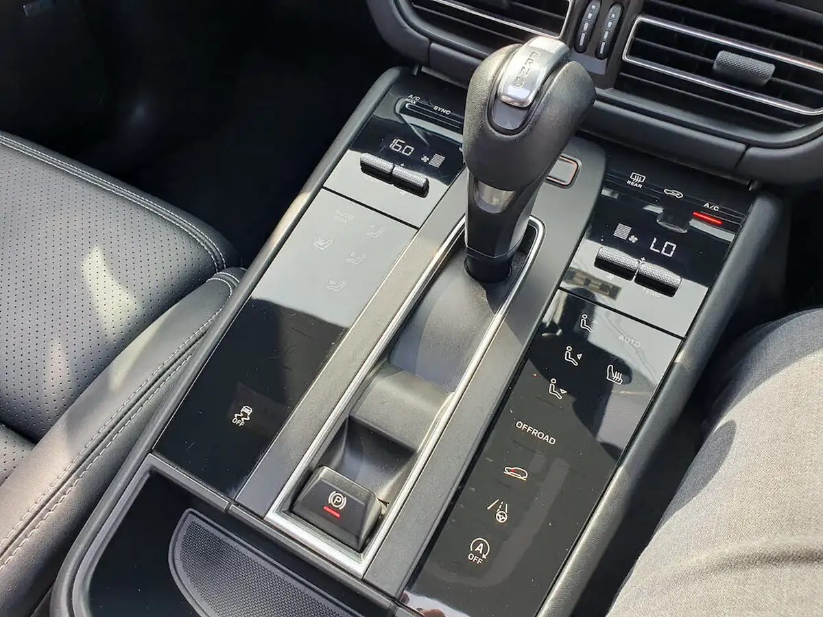 2021-porsche-macan-20-265ps-big-42