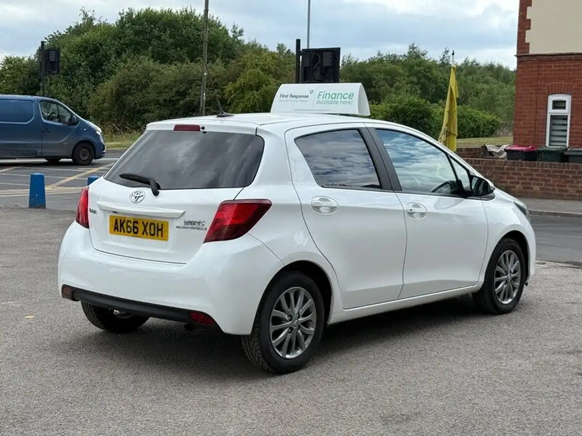 2016-toyota-yaris-133-icon-vvt-i-5d-big-4