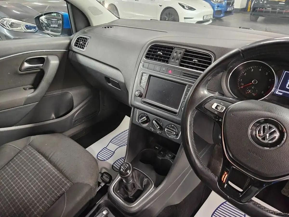 2015-volkswagen-polo-10-se-60ps-5d-big-13