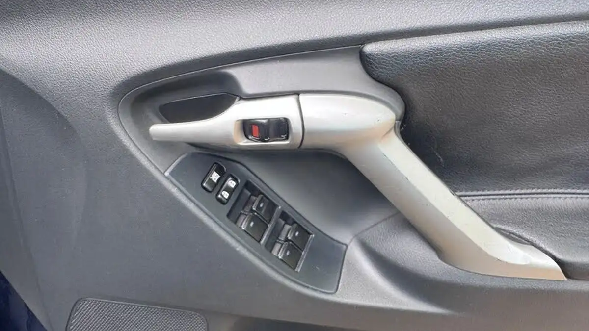 2012-toyota-verso-22td-tr-big-13