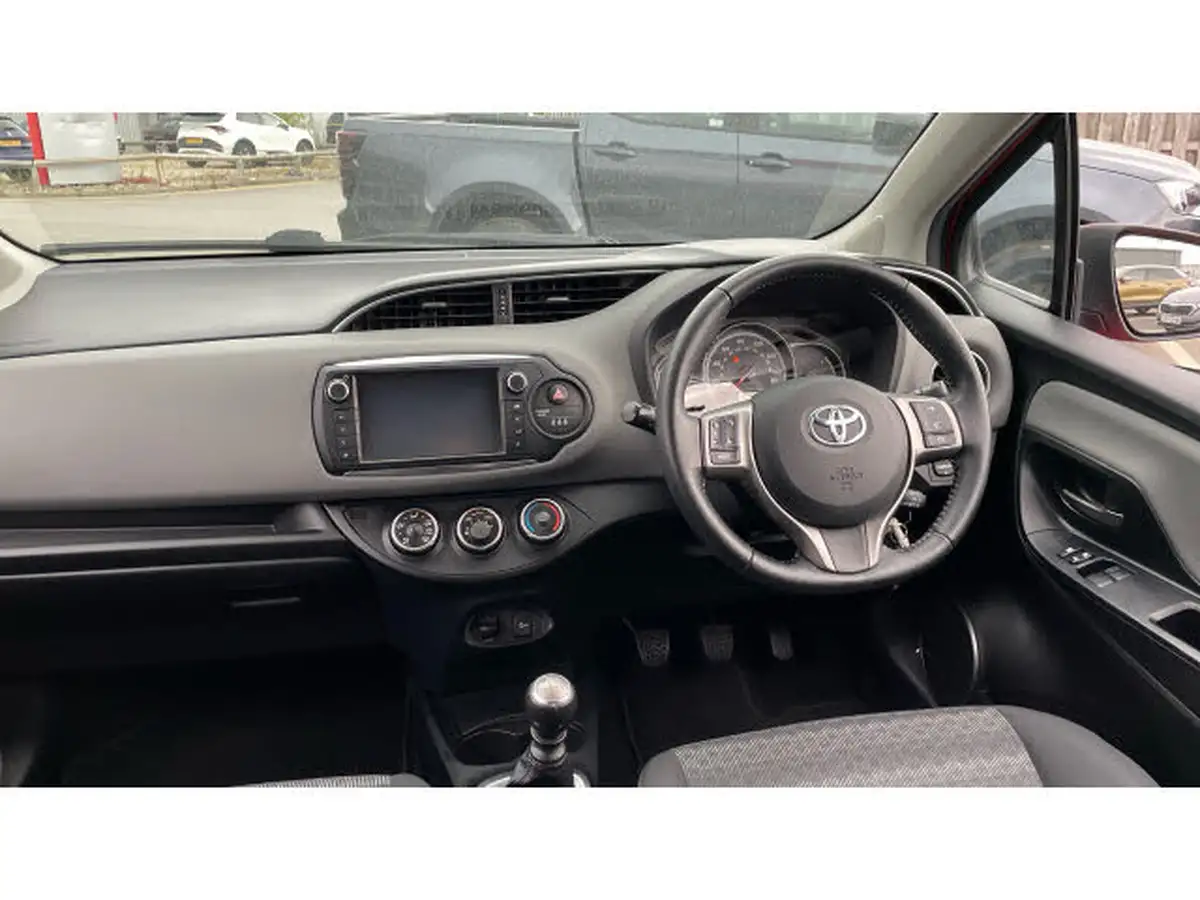 2016-toyota-yaris-133-icon-vvt-i-5d-big-9