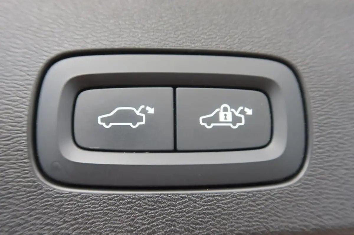 2021-volvo-v60-20-b3-r-design-160bhp-big-10