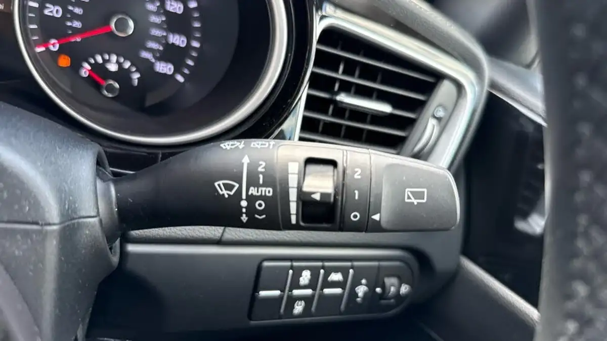 2022-kia-ceed-15-t-gdi-3-hatchback-big-33