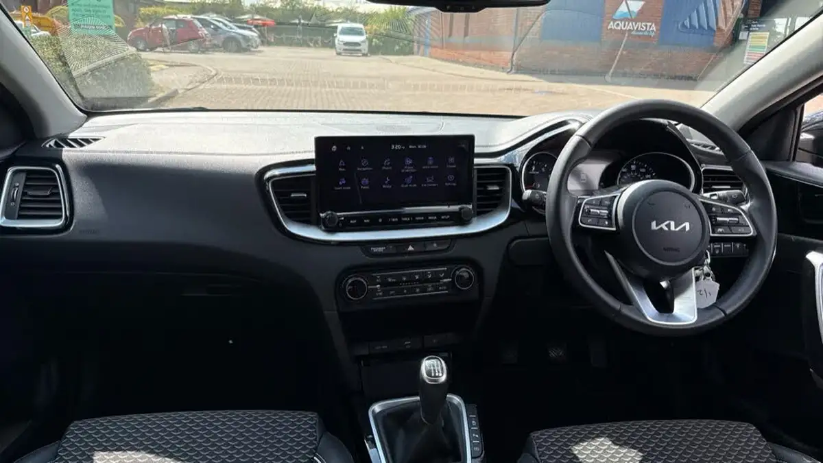 2022-kia-ceed-15-t-gdi-3-hatchback-big-5