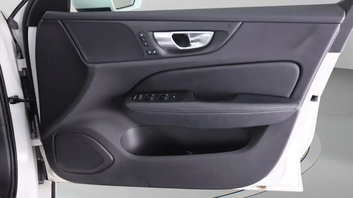 2020-volvo-v60-20-b3-momentum-big-15