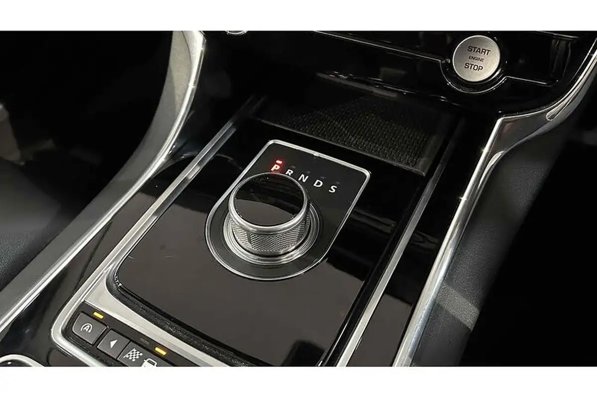 2015-jaguar-xe-20-prestige-big-46