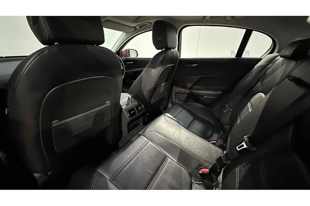 2015-jaguar-xe-20-prestige-big-22