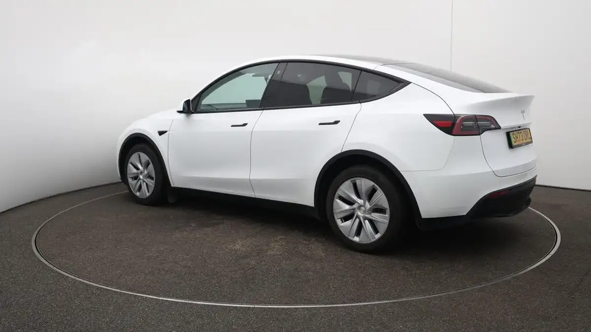 2023-tesla-model-y-e-long-range-big-32