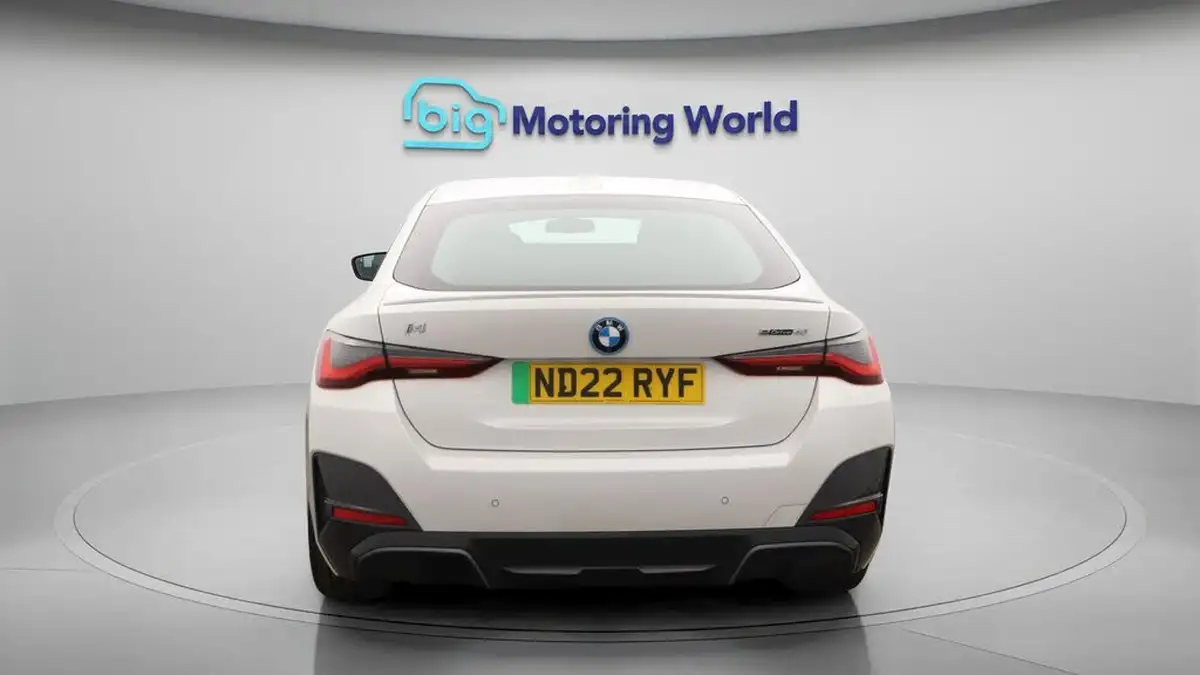 2022-bmw-i4-e-edrive40-m-sport-big-6