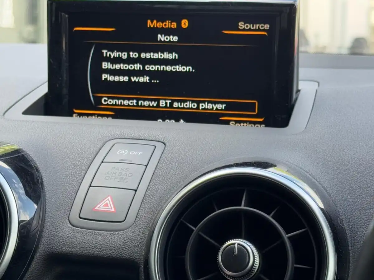 2015-audi-a1-20-s1-hatchback-3d-big-27