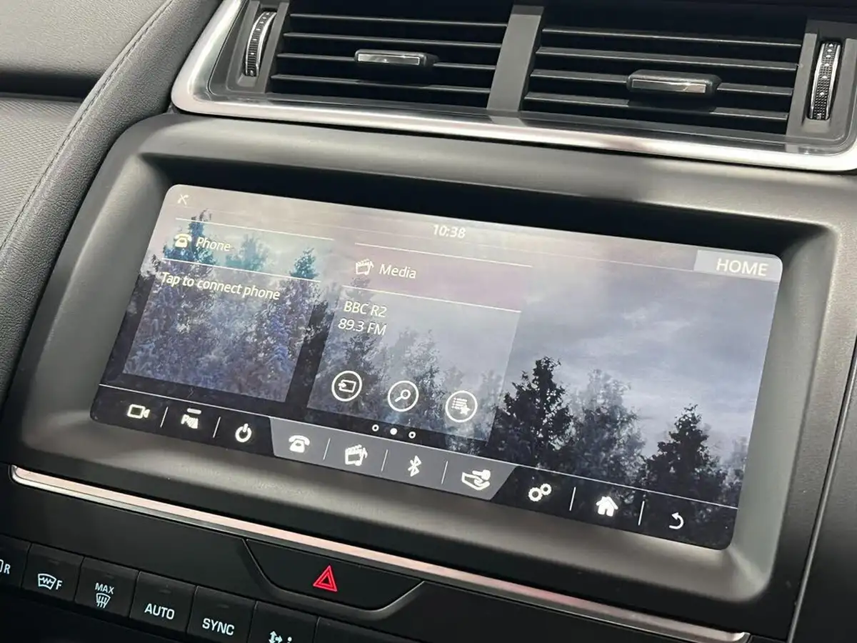 2018-jaguar-e-pace-20-i4d-150ps-ss-big-32