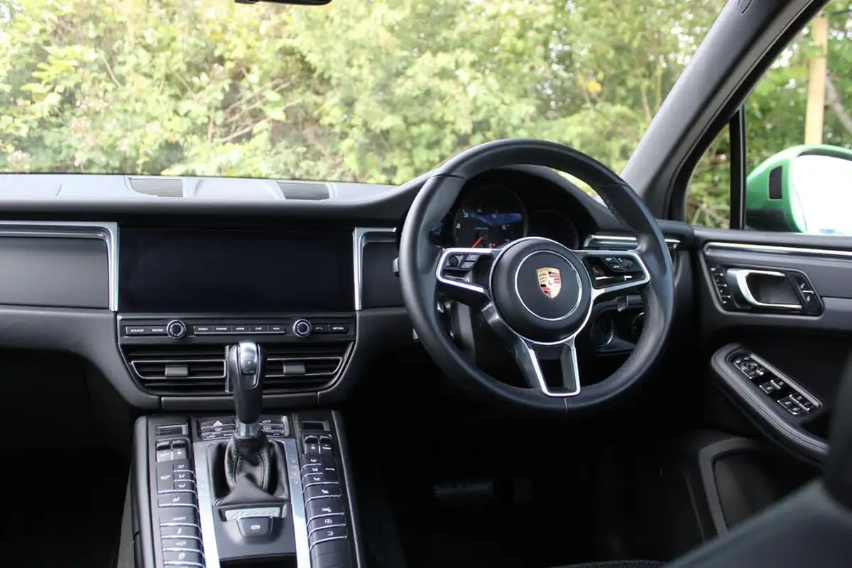 2018-porsche-macan-big-9