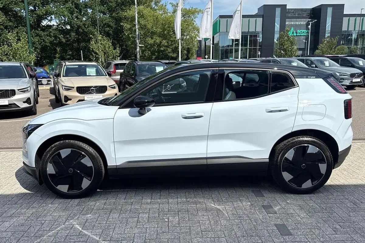 2025-volvo-ex30-e-twin-plus-big-9