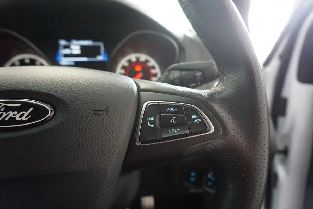 2018-ford-focus-20t-st2-hatchback-big-24