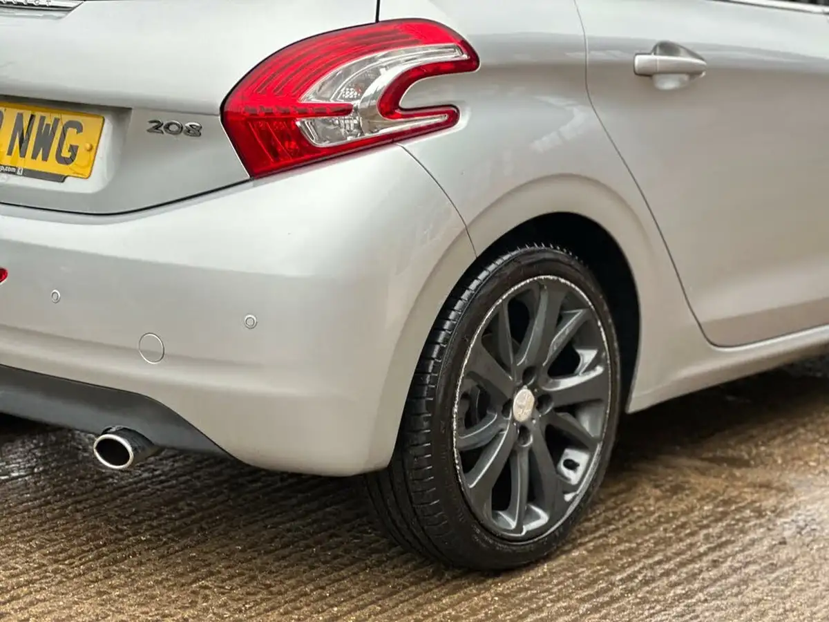 2012-peugeot-208-16-feline-vti-120bhp-5d-big-25