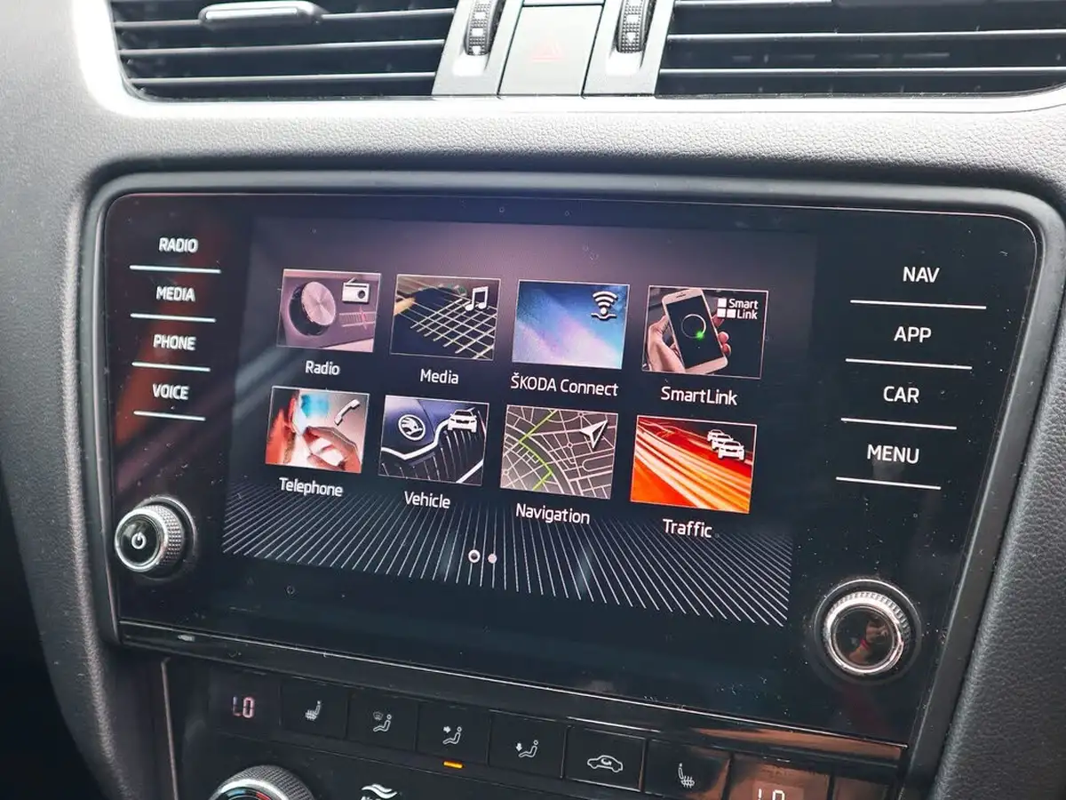 2018-skoda-octavia-16tdi-se-l-scr-hatchback-dsg-big-5