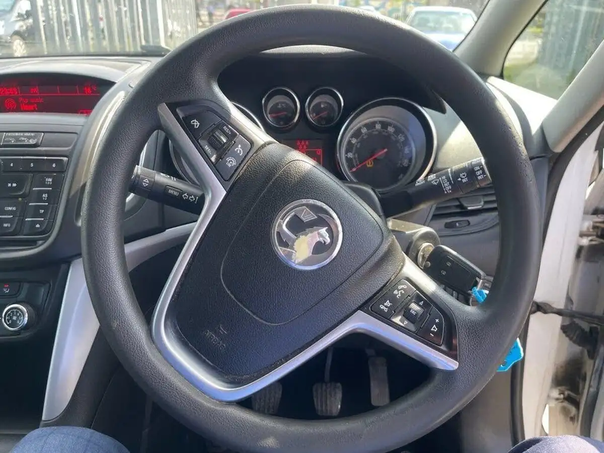 2014-vauxhall-zafira-tourer-big-12