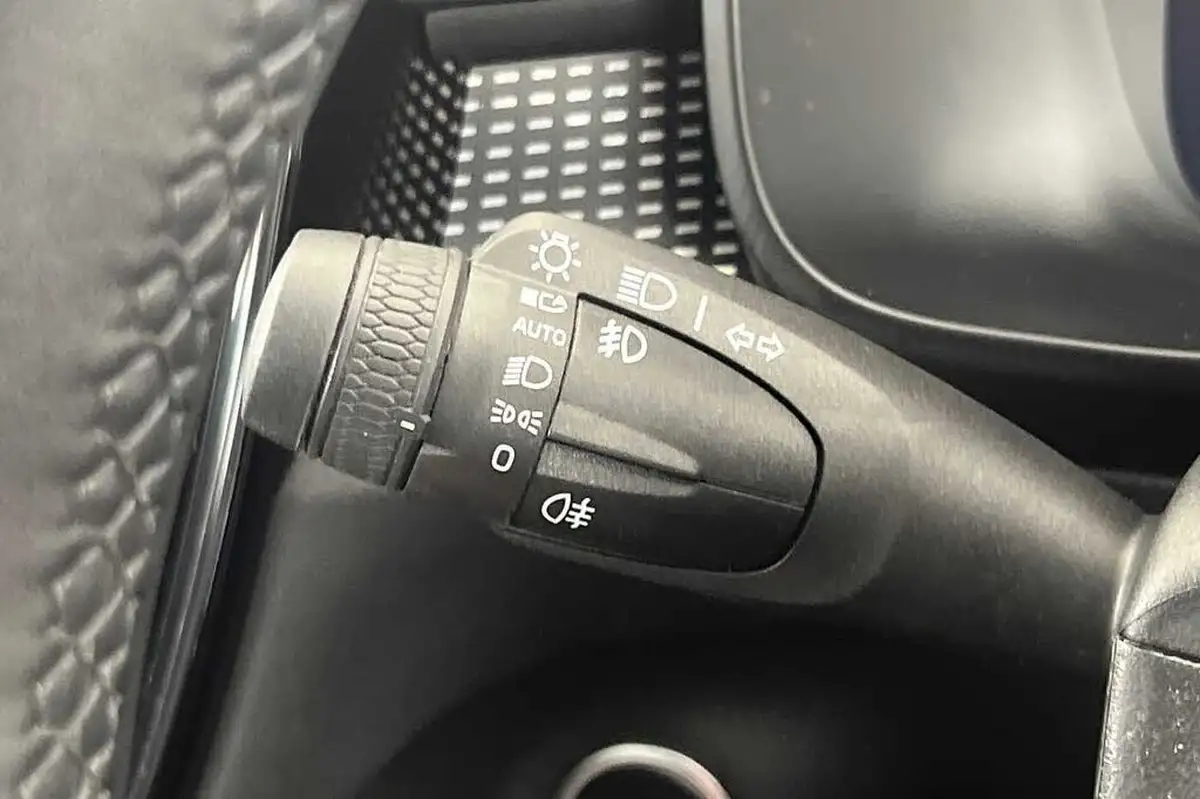 2022-volvo-xc40-15-t3-r-design-auto-big-37