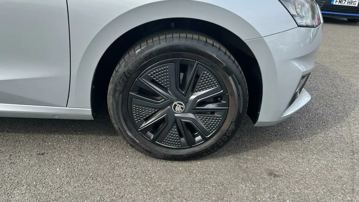 2022-skoda-fabia-10-tsi-colour-edition-109ps-dsg-big-17