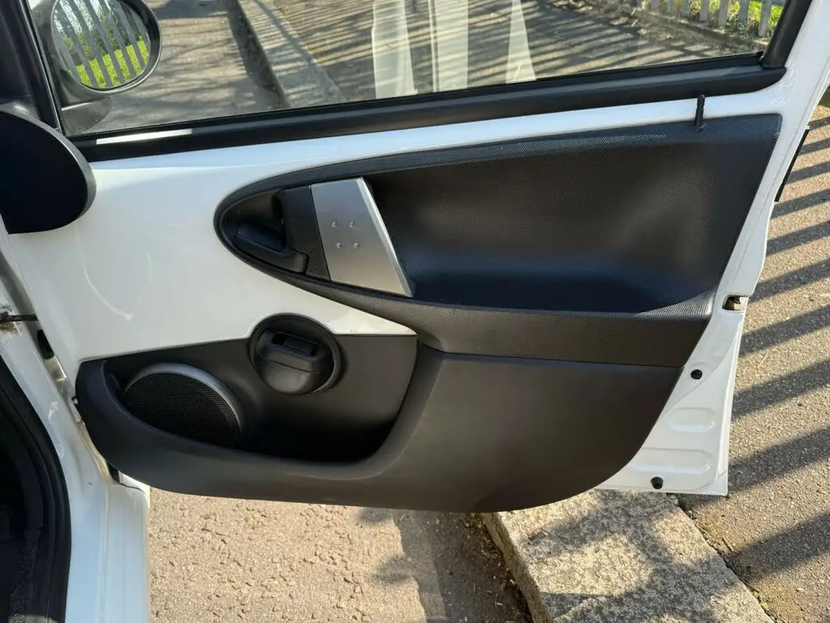 2013-toyota-aygo-10-mode-5d-big-22