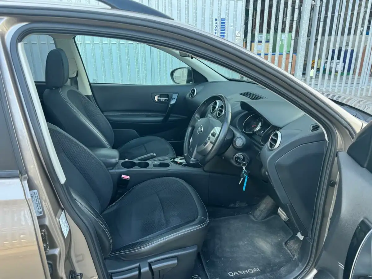 2013-nissan-qashqai-20-360-cvt-big-22