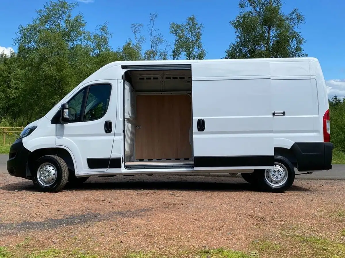2024-peugeot-boxer-22-bluehdi-professional-premium-335-l3h2-panel-big-14