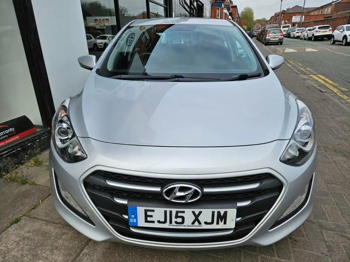 2015-hyundai-i30-16crdi-s-hatchback-big-11