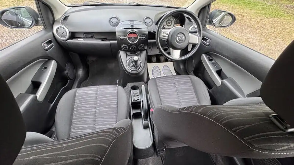 2010-mazda-mazda2-13-tamura-5d-big-7