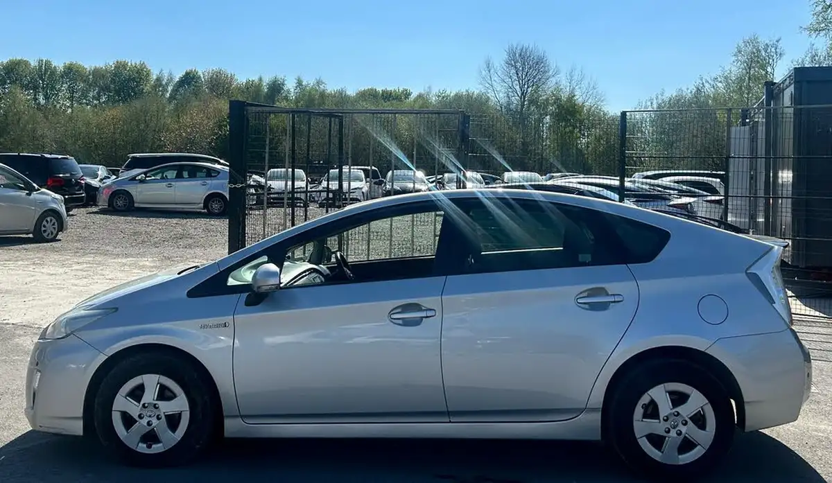 2011-toyota-prius-big-19