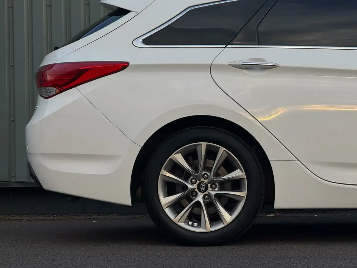 2014-hyundai-i40-17td-style-134bhp-estate-5d-big-16