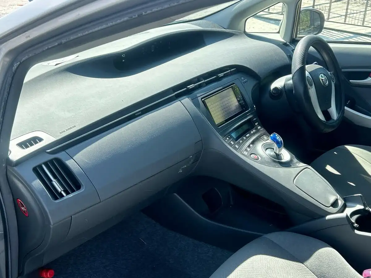 2011-toyota-prius-big-22