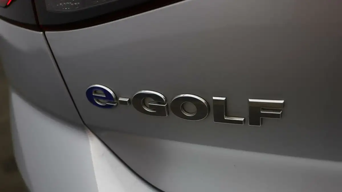 2019-volkswagen-golf-e-e-golf-big-20