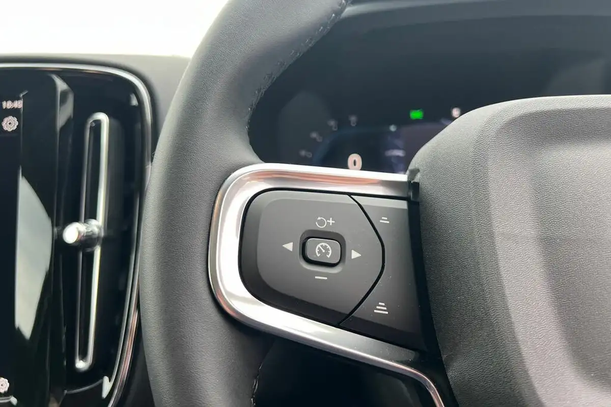 2024-volvo-xc40-20-b3-ultra-bright-big-10
