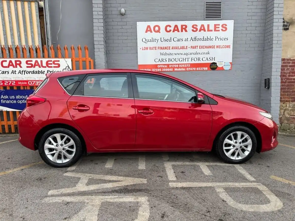 2014-toyota-auris-16-icon-hatchback-multidrive-s-big-7