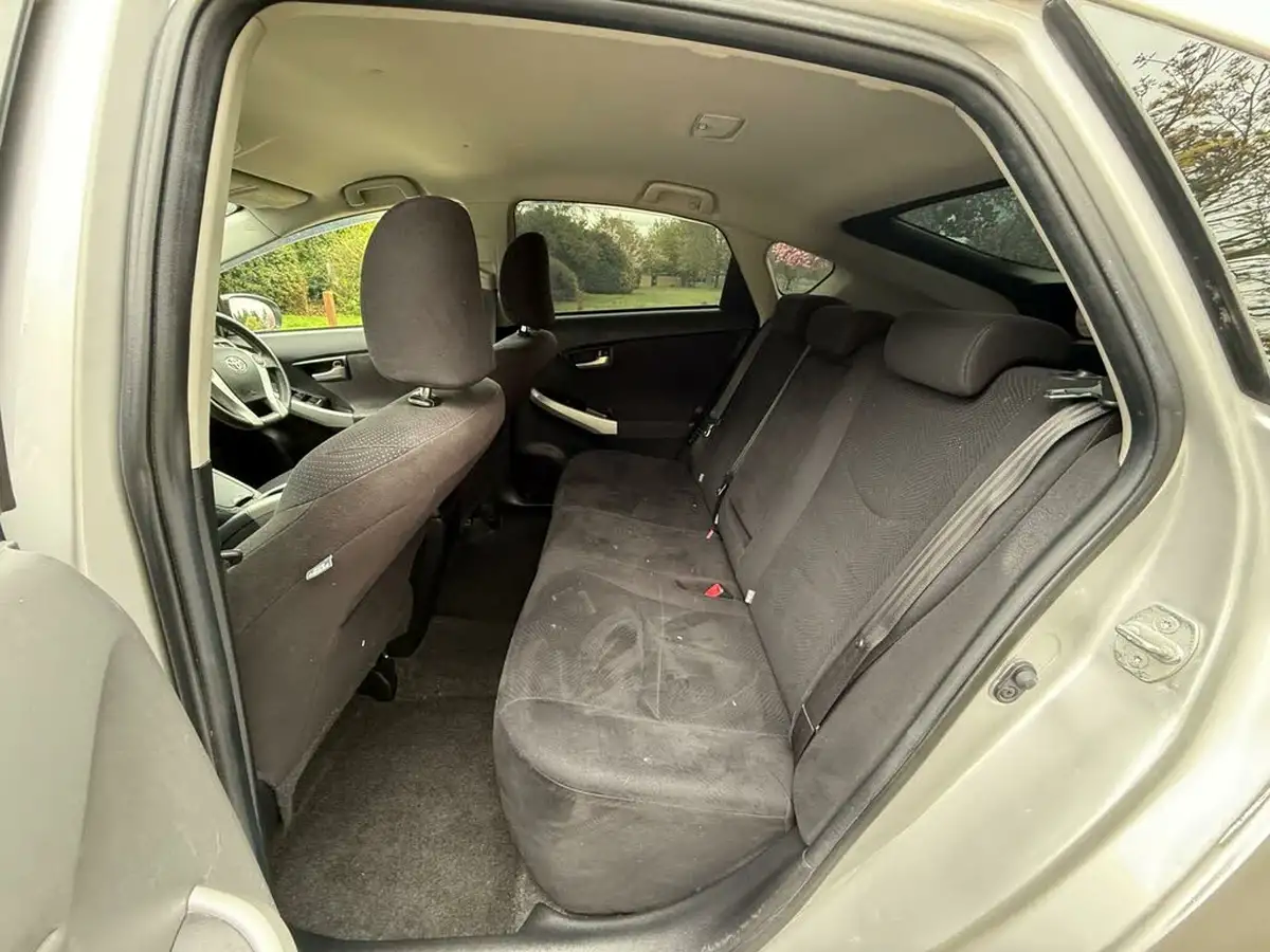 2014-toyota-prius-big-29