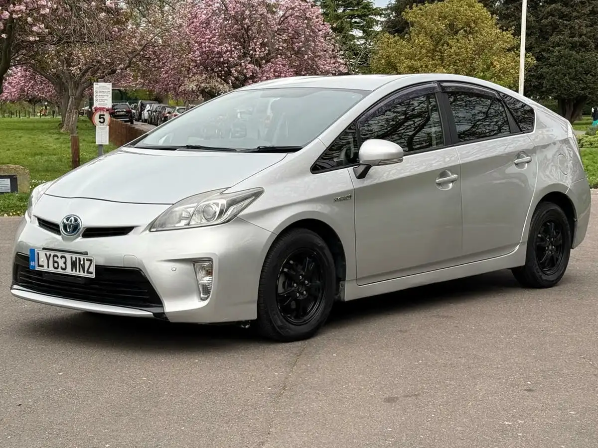 2014-toyota-prius-big-5